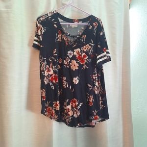 ☘️ 3/25 ☘️ Maurices 24/7 Floral T Size L